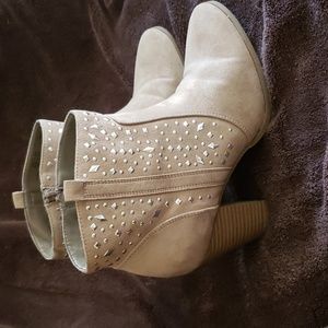 Jennifer Lopez Myra size 8M studded ankle booties side zip 3 inch heel.